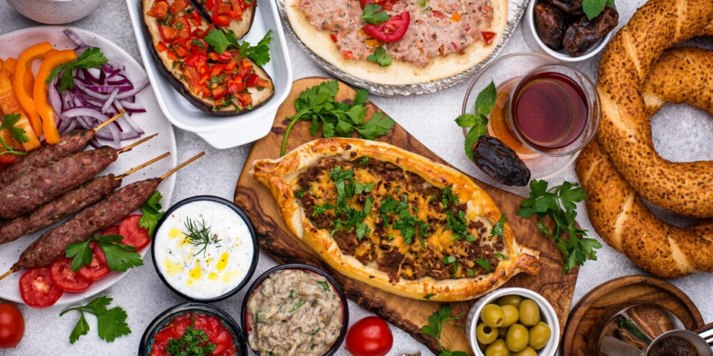 Bàn ăn đầy ắp các món ăn Halal đa dạng, từ rau củ đến thịt