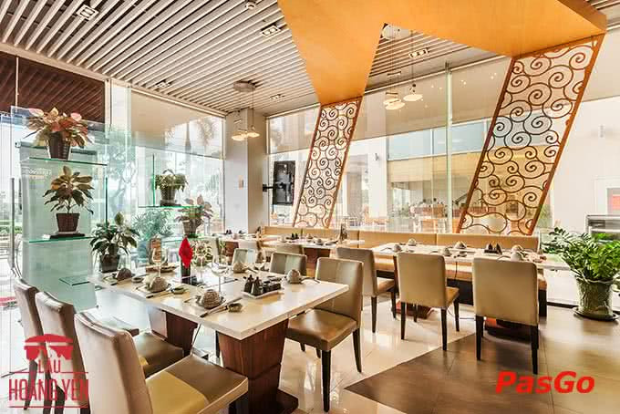 Bàn ăn đầy đủ món nhúng cho bữa buffet lẩu