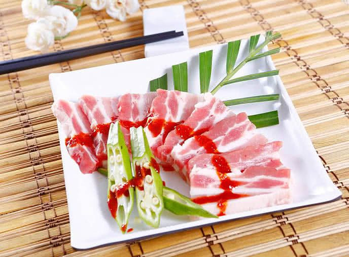 Các lát thịt bò tươi ngon được chuẩn bị cho món nướng buffet