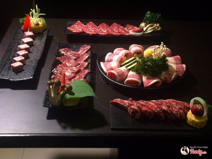 Các phần thịt bò Mỹ được chuẩn bị cho món nướng tại Samurai BBQ