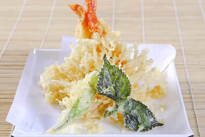 Đĩa tempura tôm và rau củ chiên giòn tan