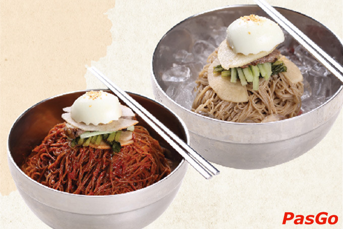 Món mì lạnh chuẩn Hàn ăn kèm