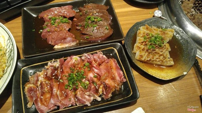 Một đĩa thịt bò và rau củ tươi ngon trong bữa buffet nướng