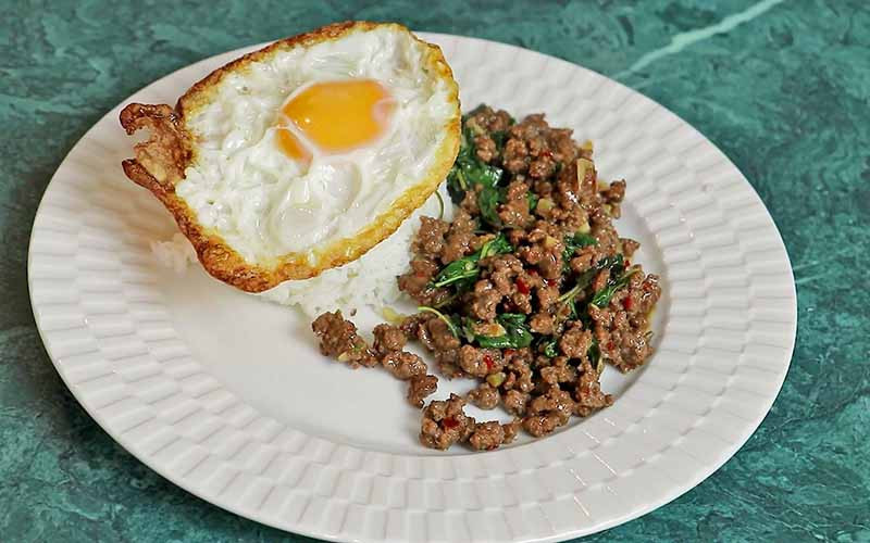 Thịt bò xào húng quế chuẩn vị Thái Lan với trứng ốp la và cơm trắng, món ăn hấp dẫn từ NAN N KABAB.