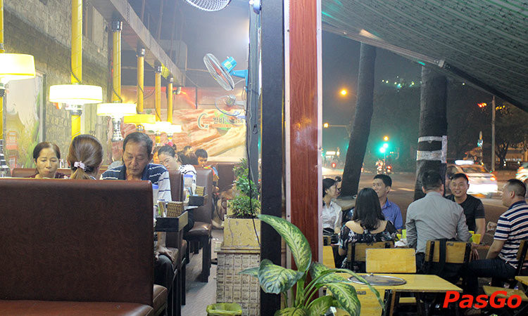 Thịt nướng xèo xèo trên bếp trong bữa buffet