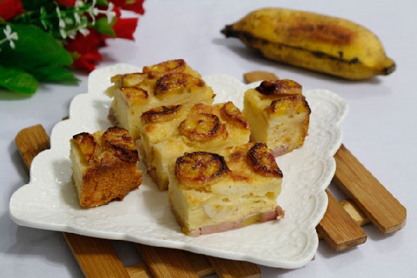 Bánh chuối vừa lấy ra từ nồi chiên không dầu, màu sắc vô cùng hấp dẫn