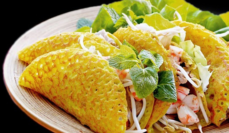 Bánh xèo miền Trung đang được chiên giòn trên chảo