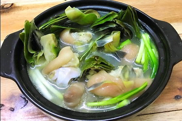 Bát canh hoa atiso hầm giò heo thành phẩm nghi ngút khói thơm ngon, bổ dưỡng