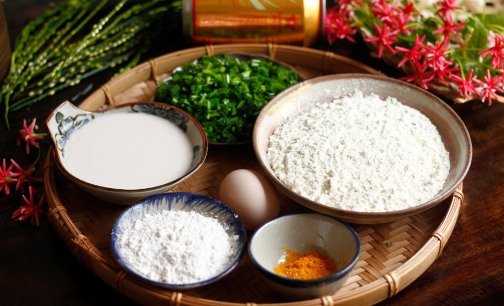 Bột bánh xèo đã pha trộn cùng nước cốt dừa và hành lá