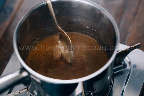 đun hỗn hợp đường với mạch nha