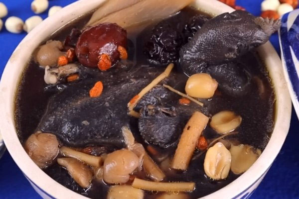 Gà ác hầm thuốc bắc thơm ngon, bổ dưỡng sau khi hoàn thành