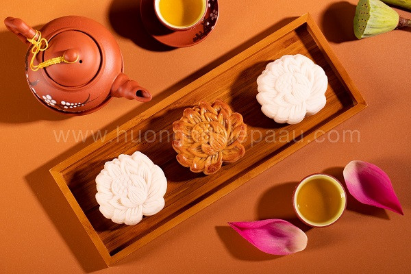 Hai chiếc bánh trung thu truyền thống, nướng và dẻo, thể hiện ý nghĩa đoàn viên và hương vị cổ truyền.