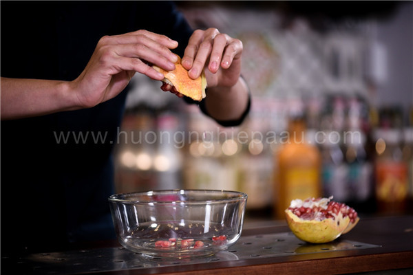 Hạt lựu tươi đỏ mọng chuẩn bị cho món nước ép lựu thơm ngon