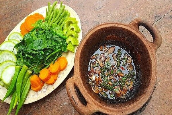 kho quet tóp mỡ ăn kèm rau luộc