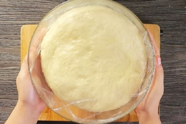 Khối bột mì chay đang ủ kín trong tô, sẵn sàng cho công đoạn hấp bánh mềm mịn