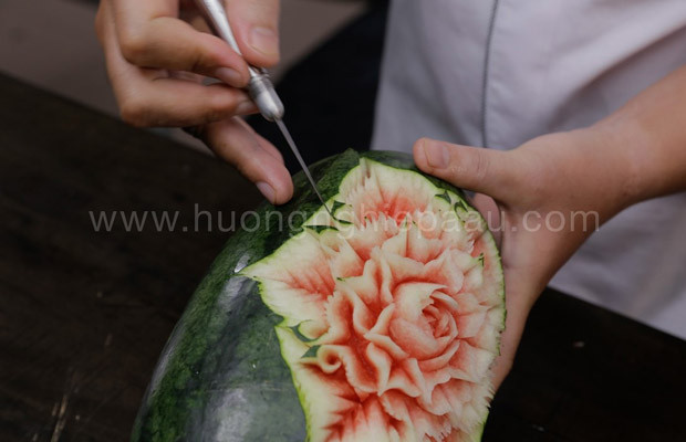 Lồng đèn dưa hấu được cắt tỉa cầu kỳ làm điểm nhấn