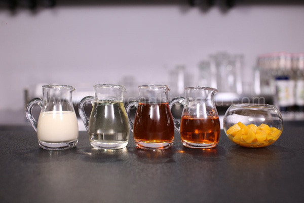 Nguyên liệu pha trà đào macchiato bao gồm hồng trà, syrup đào và topping cream.