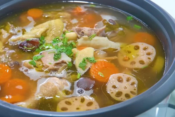 Nồi lẩu gà thuốc bắc nóng hổi, thơm lừng sẵn sàng thưởng thức