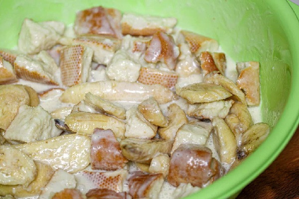 Quá trình nướng bánh chuối dẻo thơm trong nồi chiên không dầu