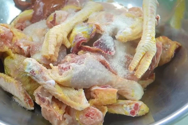 Thịt gà được ướp đều gia vị sẵn sàng cho món lẩu gà thuốc bắc